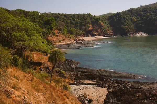 Vista tropical al océano, hermosa costa montañosa en Gokarna — Foto de Stock