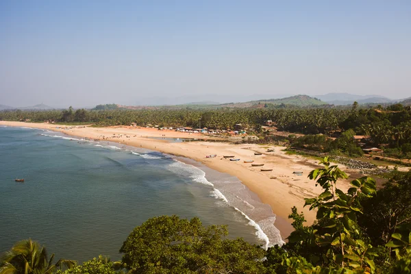 Vista tropical al océano, hermosa costa montañosa en Gokarna — Foto de Stock