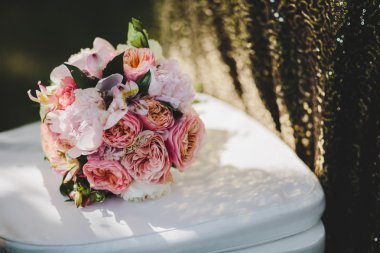 buket yakın bir sandalyede parlak güneş ışığı altında yalan