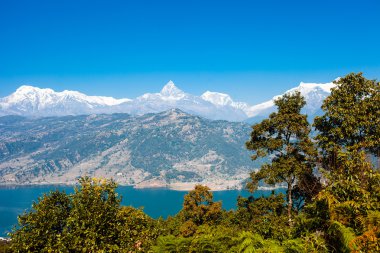 Phewa Gölü ve Annapurna dağ manzarası