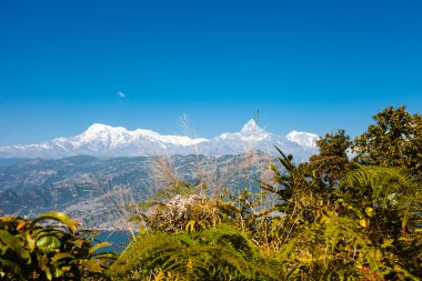 Phewa Gölü ve Annapurna dağ manzarası