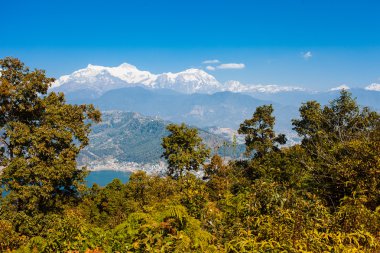 Phewa Gölü ve Annapurna dağ manzarası