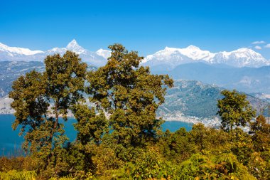 Phewa Gölü ve Annapurna dağ manzarası