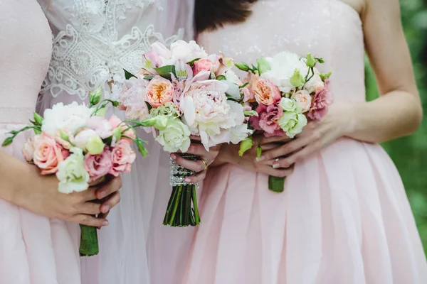 La novia y su dama de honor con flores en la boda —  Fotos de Stock