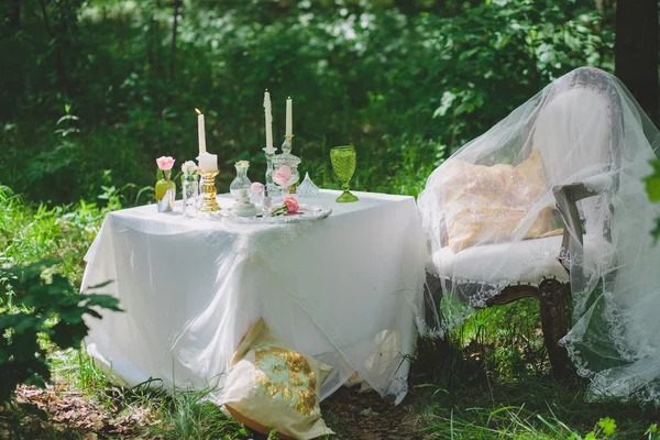 Decoración de flores, vidrios y velas para picnic de verano —  Fotos de Stock