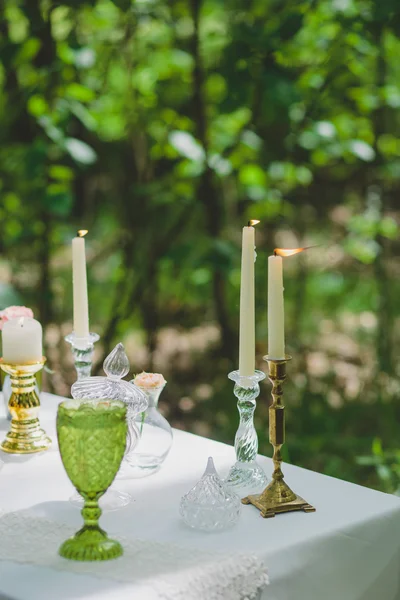 Decoración de flores, vidrios y velas —  Fotos de Stock