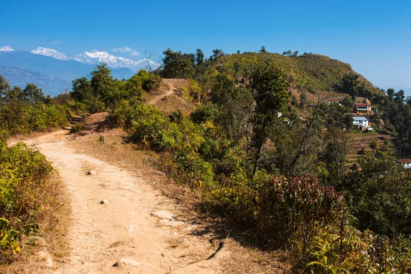 Walking road w pobliżu przez World Peace Pagoda z widokiem Annapurna m — Zdjęcie stockowe