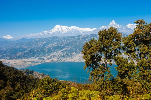 Phewa Gölü ve Annapurna dağ manzarası — Stok fotoğraf