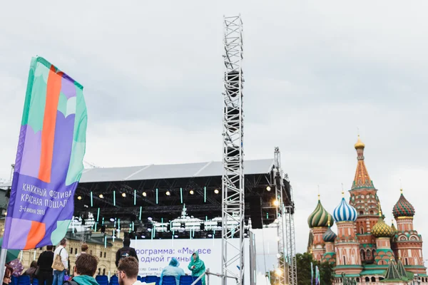 Moskau, russland - 5. juni 2016: offene buchmesse auf dem roten platz — Stockfoto