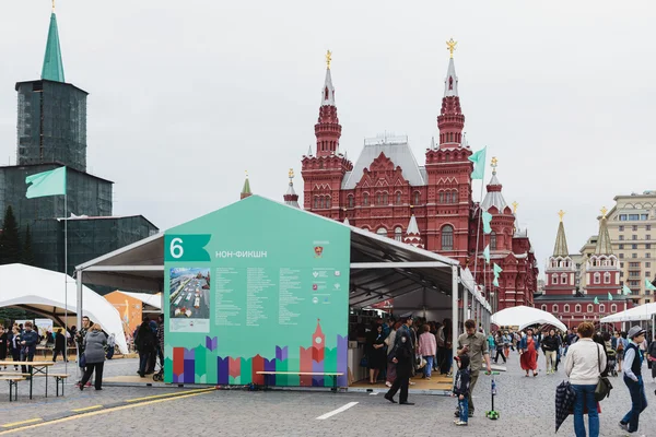 Moskau, russland - 5. juni 2016: offene buchmesse auf dem roten platz — Stockfoto