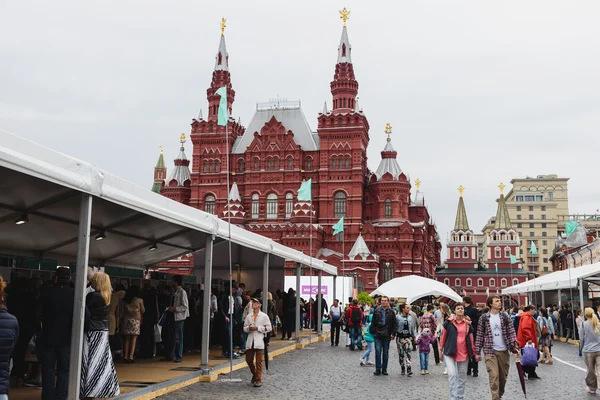 Moskau, russland - 5. juni 2016: offene buchmesse auf dem roten platz — Stockfoto