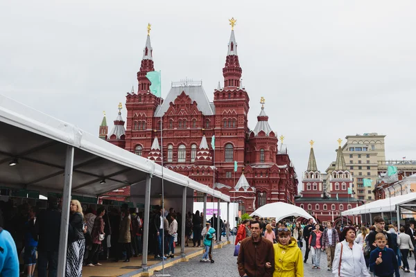 Moskau, russland - 5. juni 2016: offene buchmesse auf dem roten platz — Stockfoto