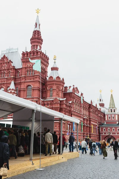 Moskau, russland - 5. juni 2016: offene buchmesse auf dem roten platz — Stockfoto