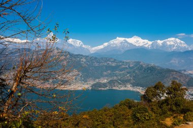 Phewa Gölü ve Annapurna dağ manzarası