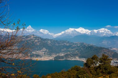 Phewa Gölü ve Annapurna dağ manzarası