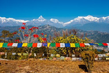 Tibet dua bayrakları Phewa Gölü ve Annapurna dağı manzaralı