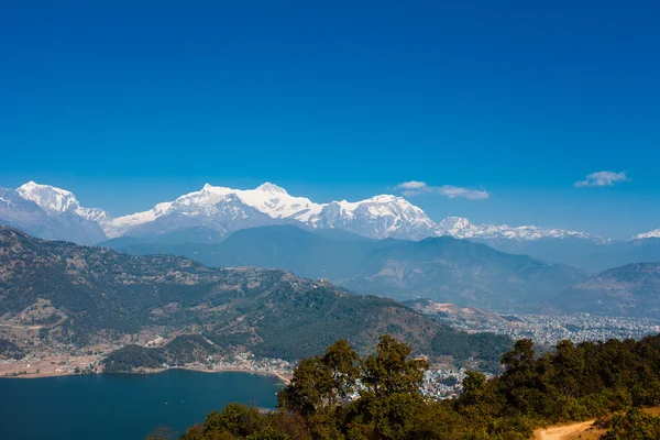 View of Phewa lake and Annapurna mountain  range — Stock Photo, Image