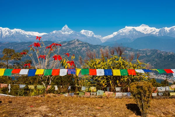 Banderas tibetanas de oración con vista al lago Phewa y al monte Annapurna — Foto de Stock