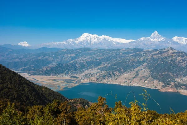 Phewa Gölü ve Annapurna dağ manzarası — Stok fotoğraf