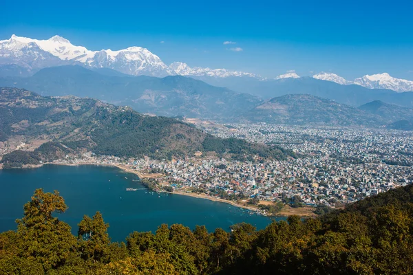 Phewa Gölü ve Annapurna dağ manzarası — Stok fotoğraf