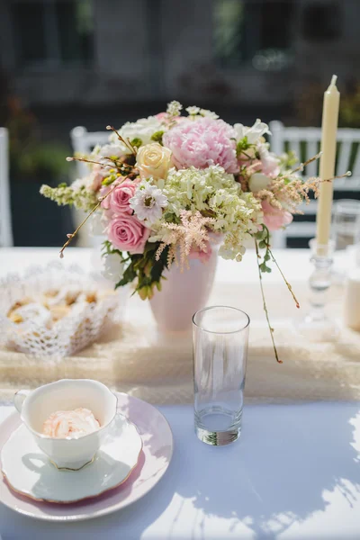 Taza de té y flores, decoración para el concepto de desayuno —  Fotos de Stock