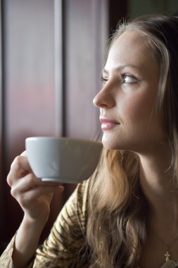 güzel kız cafede kahve veya çay içme