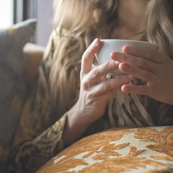 Beautiful Girl Drinking Tea or Coffee in Cafe — Stock Photo, Image