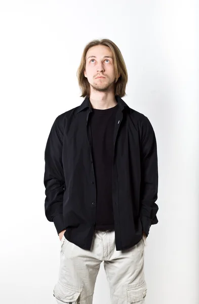 Ritratto di giovane con lunghi capelli biondi, camicia nera, bianco b — Foto Stock