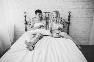 Yatak odasında genç çekici mutlu sevdalı Çift