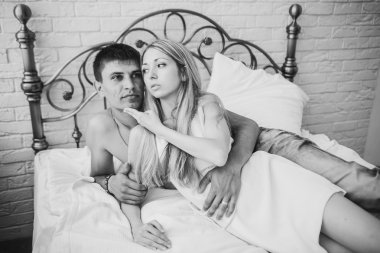 Yatak odasında genç çekici mutlu sevdalı Çift