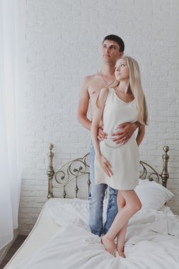 Yatak odasında genç çekici mutlu sevdalı Çift