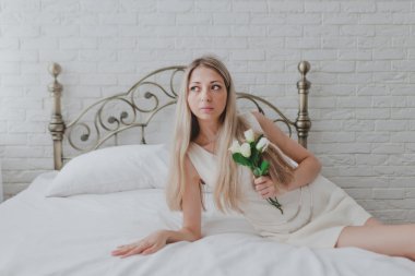 Çiçekli yatak odasında genç güzel kız