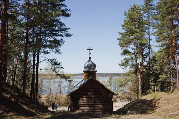 Pequena igreja russa na floresta — Fotografia de Stock