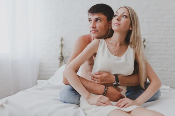 Unga attraktiva lyckliga amorösa par i sovrum — Stockfoto