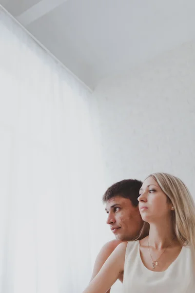 Joven atractiva feliz pareja amorosa en el dormitorio — Foto de Stock