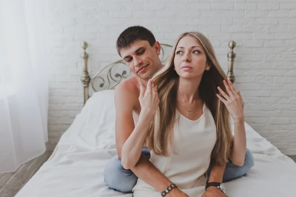 Unga attraktiva lyckliga amorösa par i sovrum — Stockfoto