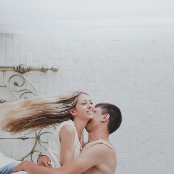 Mladý atraktivní šťastný zamilovaný pár v ložnici — Stock fotografie