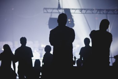 İnsan, Sahne Alanı'nda bir patlama izliyor siluetleri