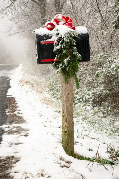 Egy Postaláda Egy Vidéki Úton Télen Stock Kép