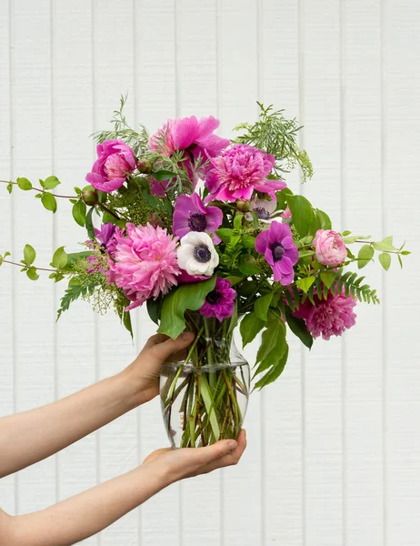 Arreglo Floral Rosa Jarrón Sobre Fondo Madera Blanca — Foto de Stock