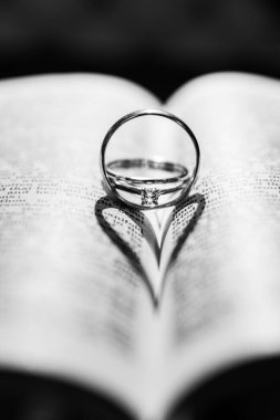 Alyanslar incilde kalp yapıyor.