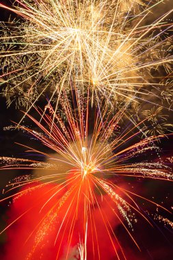 Gece parlak havai fişekler