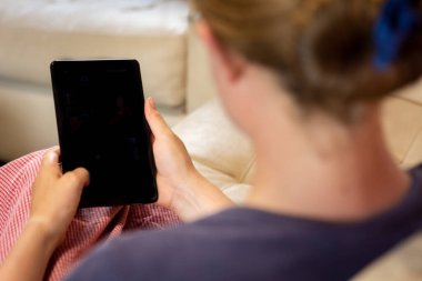 Tabletteki genç kadın.