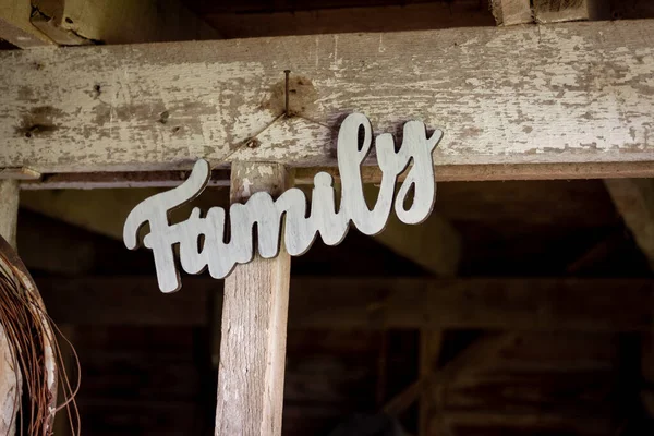 旧谷仓里的家庭标志 — 图库照片