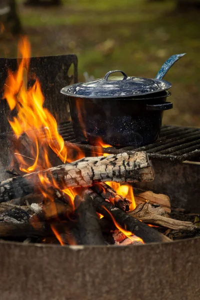 Feu Camp Avec Une Casserole Bleue — Photo