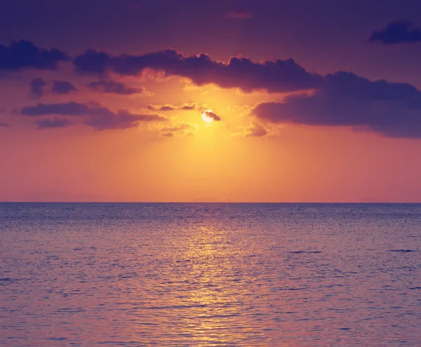 Zonsopgang of zonsondergang boven de zee met retro filtereffect — Stockfoto