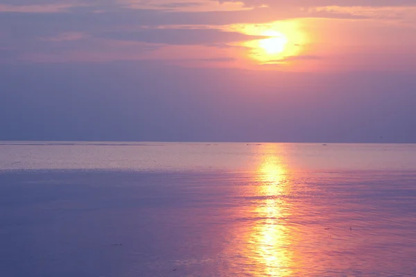 Prachtige mooie zonsondergang. De zon valt in de zee — Stockfoto