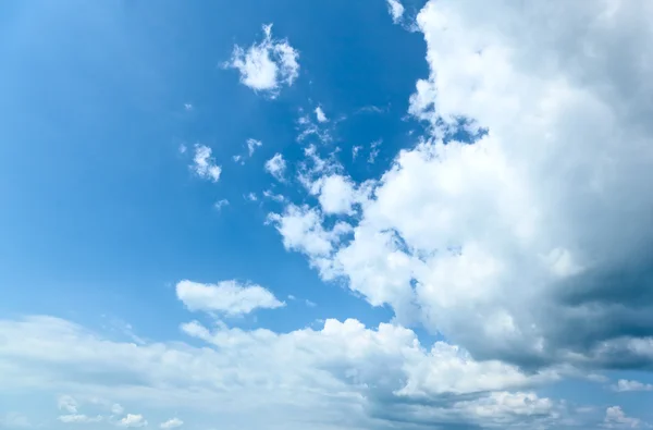 Bellissimo cielo blu con le nuvole. Sfondo naturale — Foto Stock