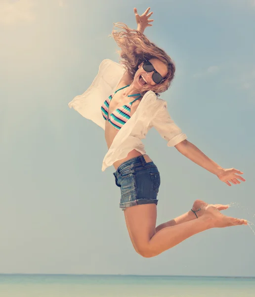 Schöne junge Frau springt auf Meer und Himmel Hintergrund. Strand v — Stockfoto