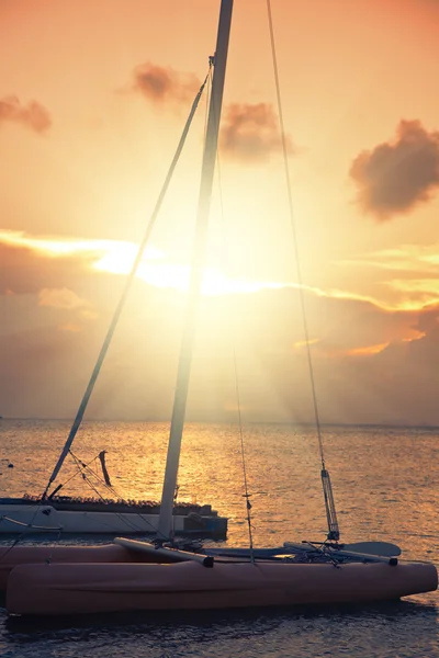 在船上，在夕阳的光线起重桅杆 — 图库照片